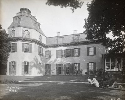 Mensen zittend op stoelen op het gazon voor de Astor Chanler residentie in Barrytown, New York, 1907 door Byron Company